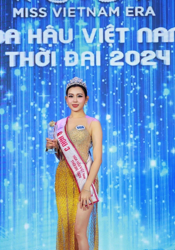 Đăng quang 'Miss Vietnam Era - Hoa hậu Việt Nam thời đại 2024', tân Hoa hậu dành tặng giải thưởng cho người bố ở thiên đường