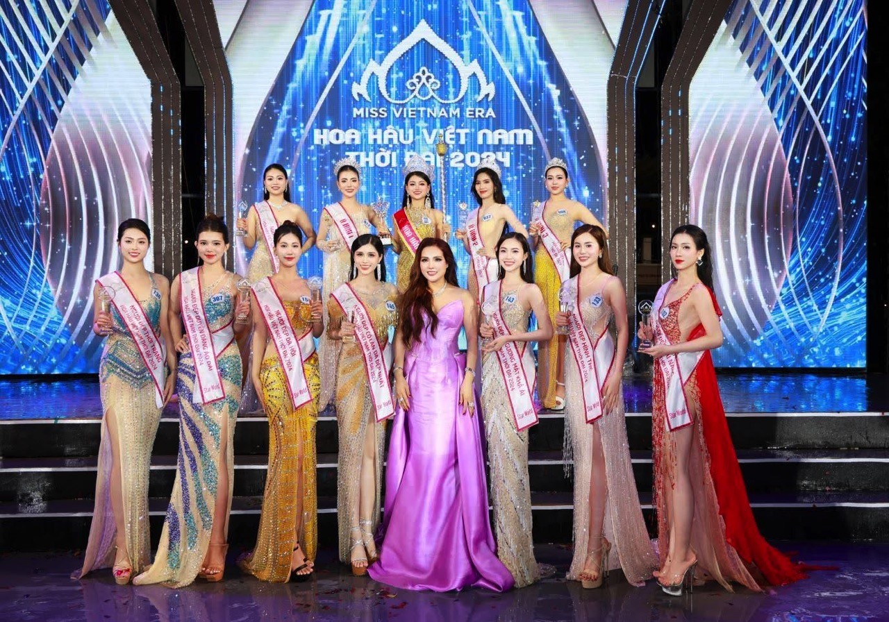 Đăng quang 'Miss Vietnam Era - Hoa hậu Việt Nam thời đại 2024', tân Hoa hậu dành tặng giải thưởng cho người bố ở thiên đường