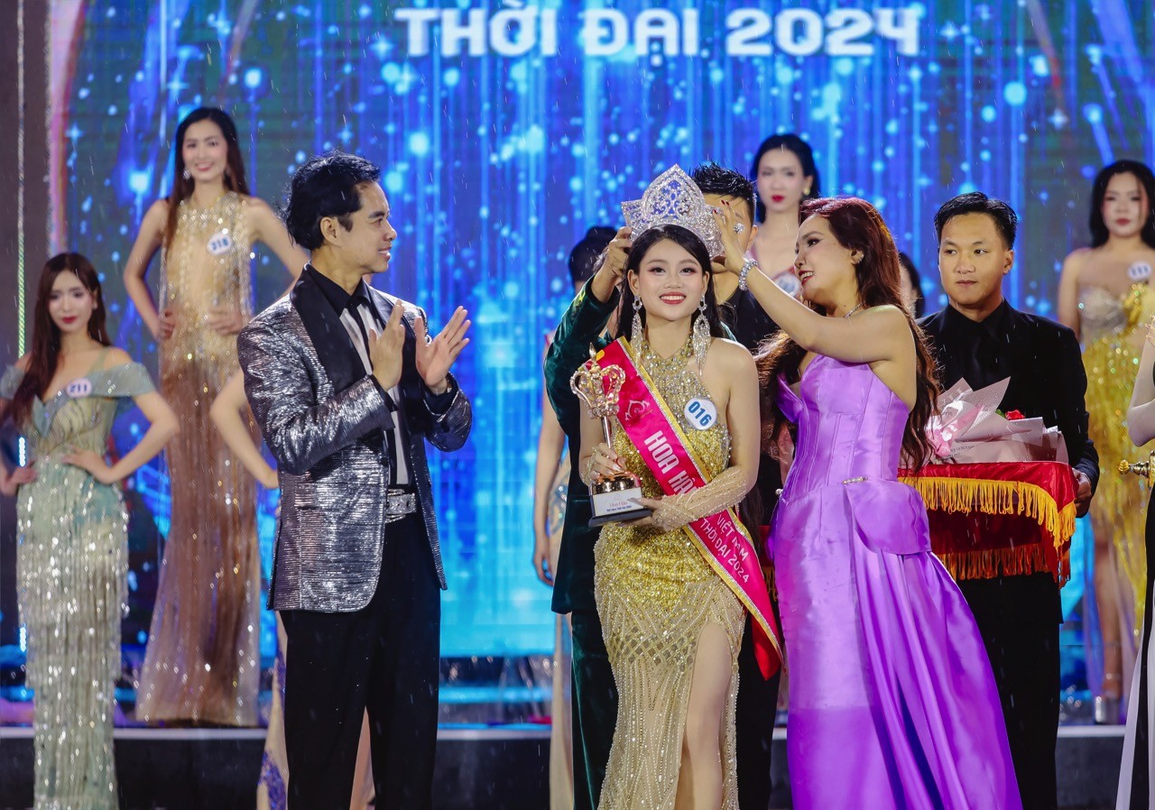 Đăng quang 'Miss Vietnam Era - Hoa hậu Việt Nam thời đại 2024', tân Hoa hậu dành tặng giải thưởng cho người bố ở thiên đường