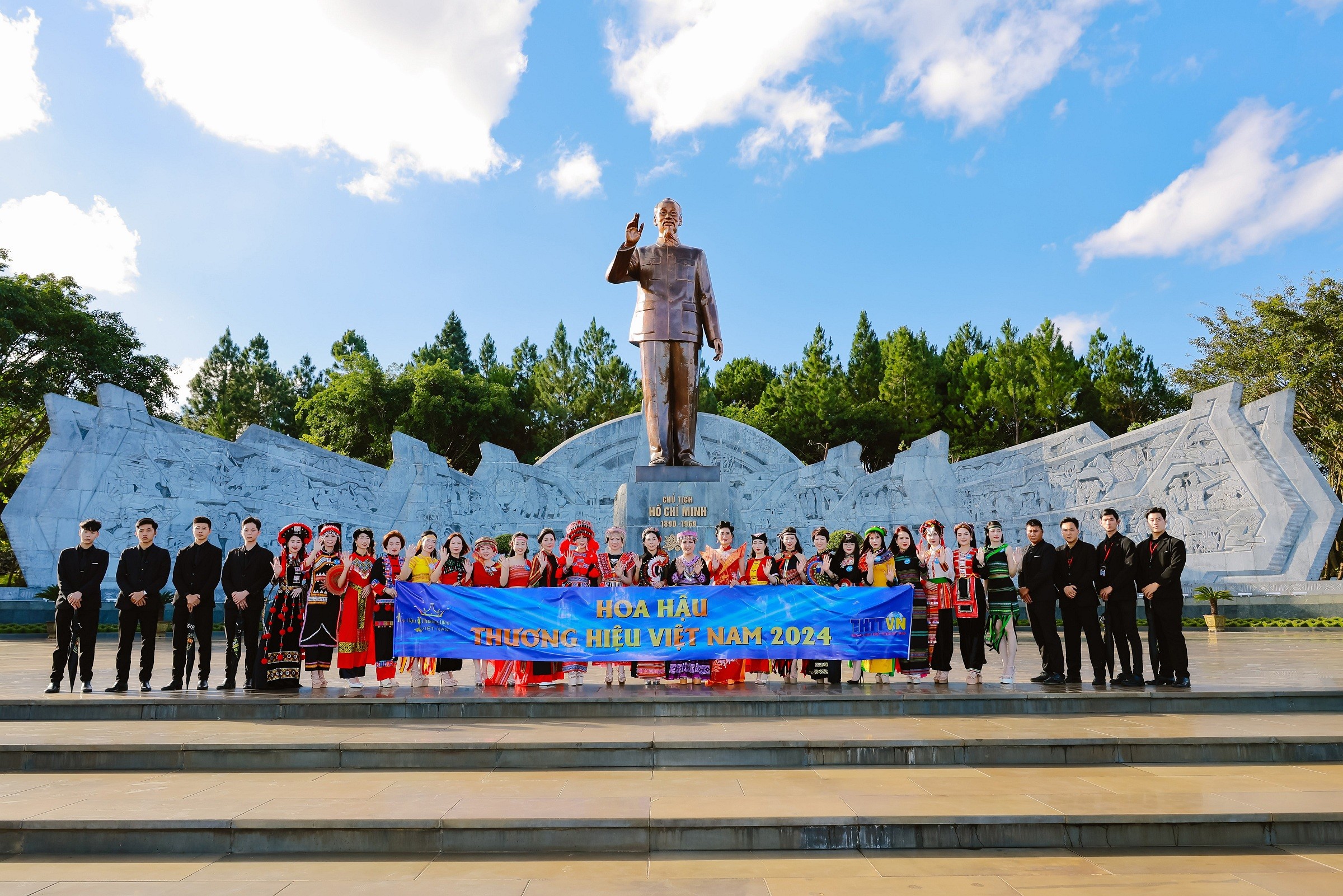 Dàn thí sinh 'Hoa hậu thương hiệu Việt Nam 2024' dâng hương Bác Hồ và diễn trang phục dân tộc tại Quảng trường Đại Đoàn Kết, Pleiku, Gia Lai