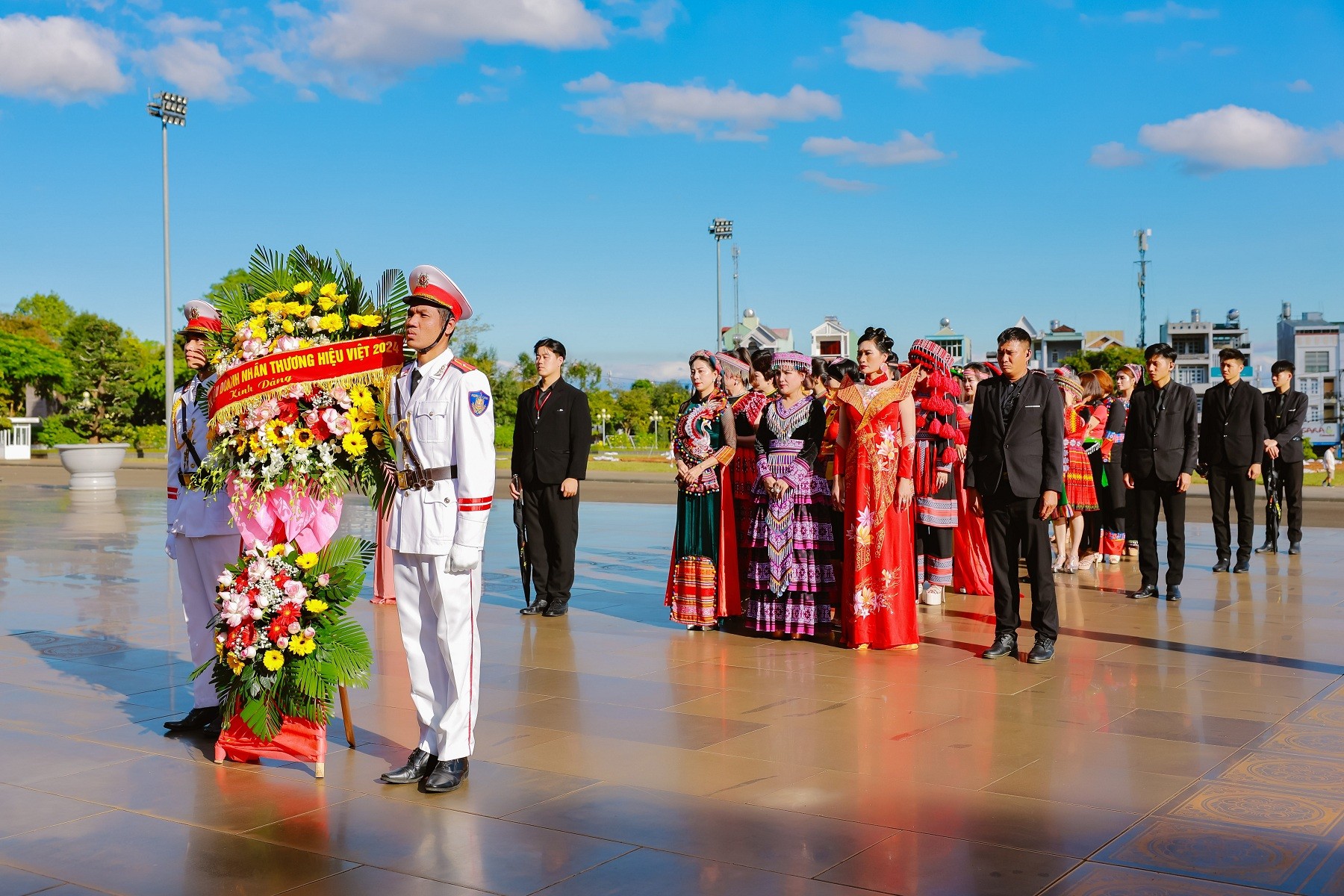 Dàn thí sinh 'Hoa hậu thương hiệu Việt Nam 2024' dâng hương Bác Hồ và diễn trang phục dân tộc tại Quảng trường Đại Đoàn Kết, Pleiku, Gia Lai