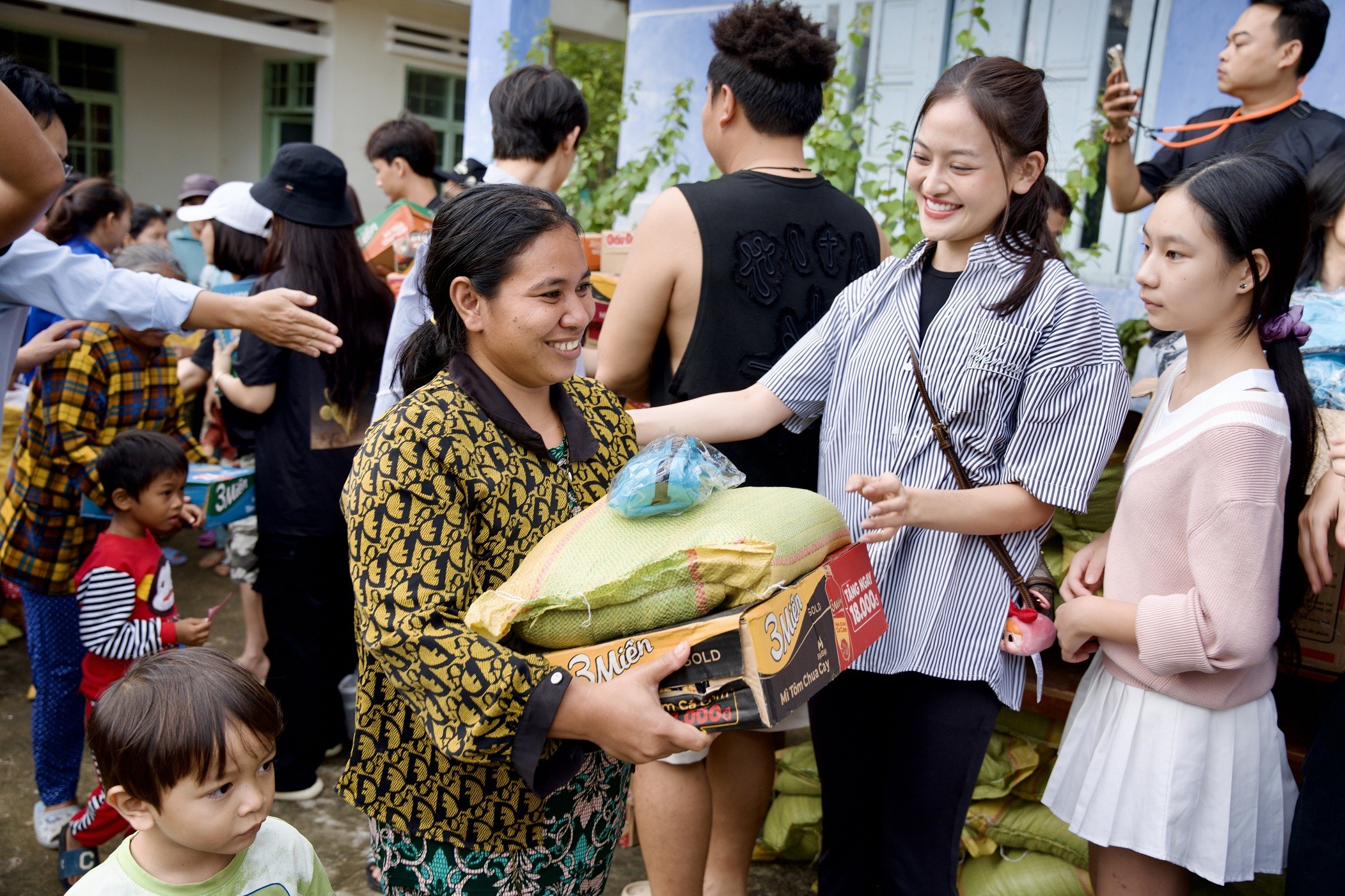 Đoàn phim 'Lật mặt 8: Vòng tay nắng' tặng quà từ thiện cho các hoàn cảnh khó khăn ở khu vực quay phim