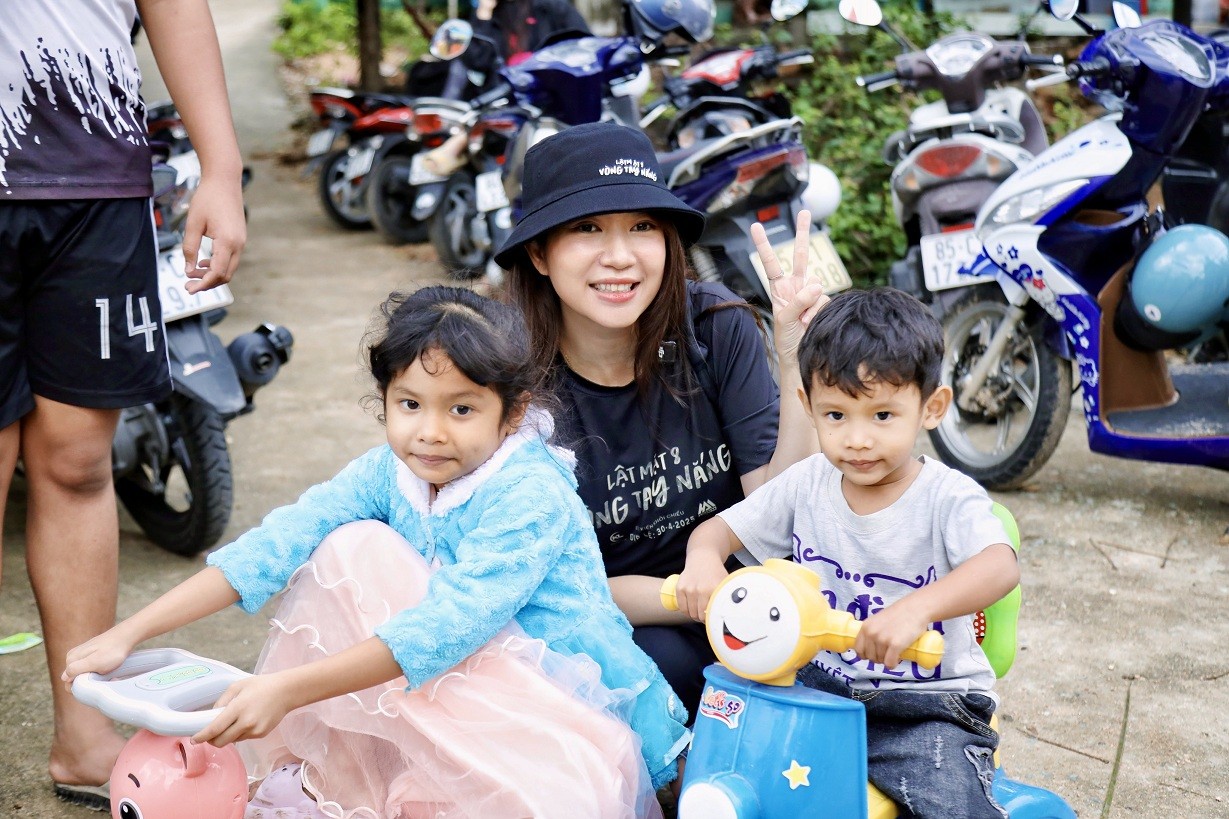 Đoàn phim 'Lật mặt 8: Vòng tay nắng' tặng quà từ thiện cho các hoàn cảnh khó khăn ở khu vực quay phim