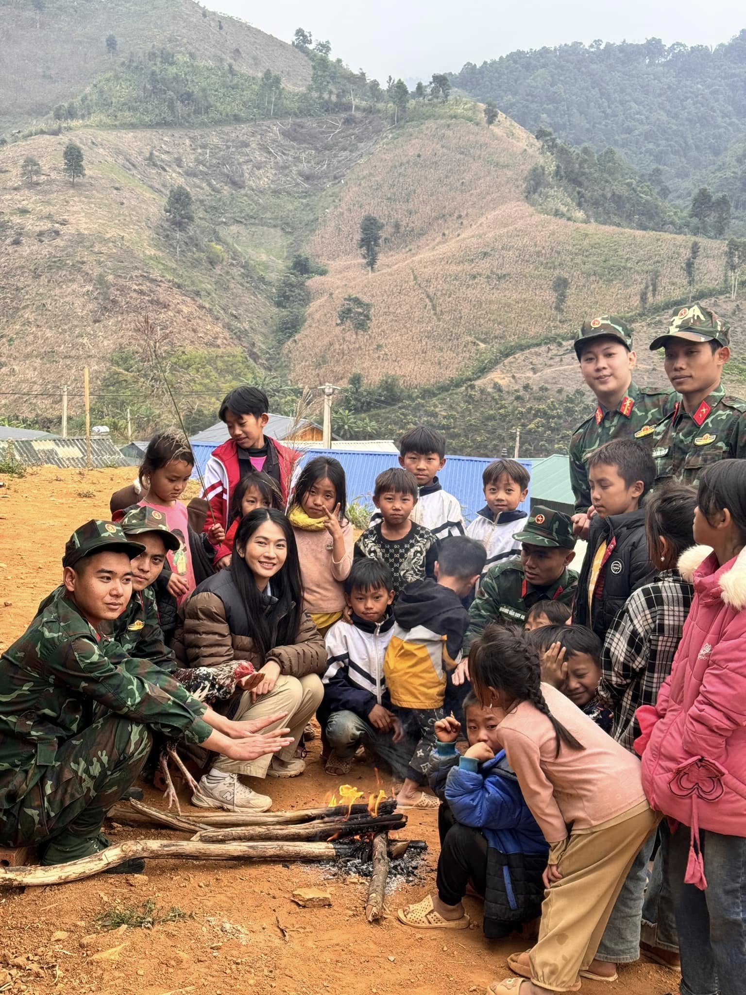 Cô giáo Tâm 'Không thời gian': 'Mỗi lần quay xong giày của mình bám đầy vắt'