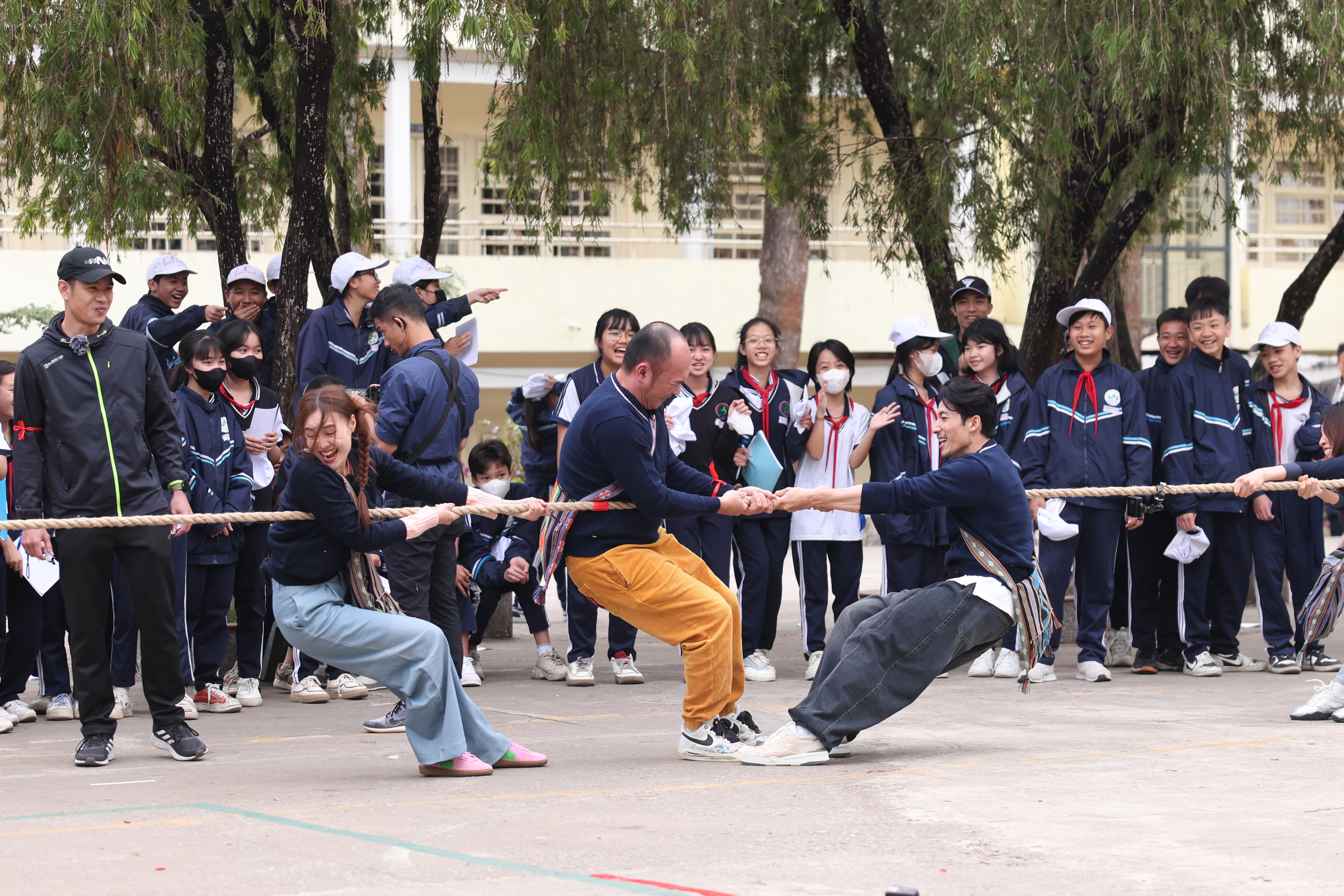 Tiến Luật tiết lộ chưa bao giờ phải lau nhà, lấy topper đệm làm chăn để tiết kiệm khi tham gia 'Biệt đội siêu sao'