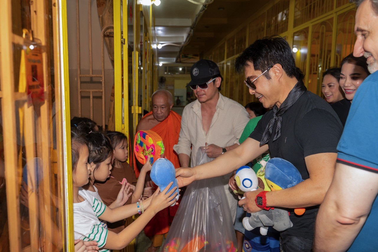 Trương Ngọc Ánh cùng ekip 'Dragonfly' đến thăm trẻ em mồ côi và người già dịp cuối năm