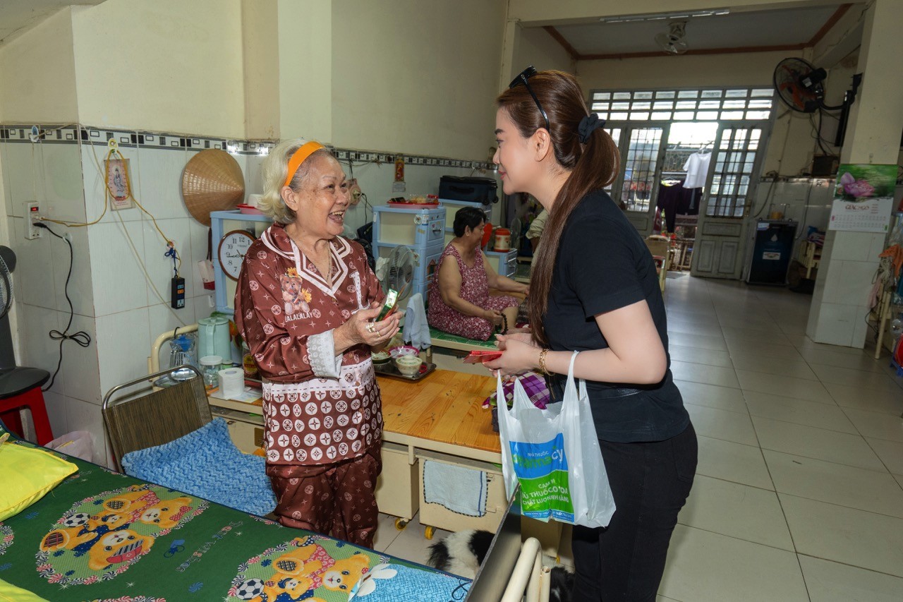 Trương Ngọc Ánh cùng ekip 'Dragonfly' đến thăm trẻ em mồ côi và người già dịp cuối năm