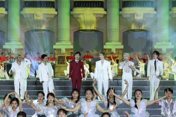 Dàn Anh trai 'Say Hi' tự hào hát 'Khát vọng là người Việt' tại chương trình nghệ thuật đặc biệt '95 năm - Ánh sáng soi đường'