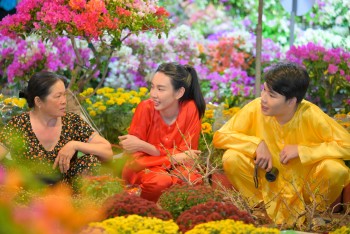 Thùy Tiên, Quang Trung lần đầu bán hoa Tết 'trên bến, dưới thuyền'