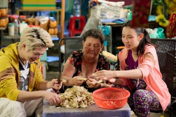 Thùy Tiên ngưỡng mộ cách Rhyder tự hào nhắc về mẹ khi đi bán củ kiệu tại 'Đu đêm'