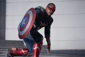 Sức nặng chiếc khiên biểu tượng của 'Captain America' cho Sam Wilson