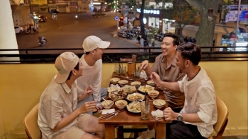 Trấn Thành, Quỳnh Lý 'càn quét' quán ốc của Anh trai Ali Hoàng Dương