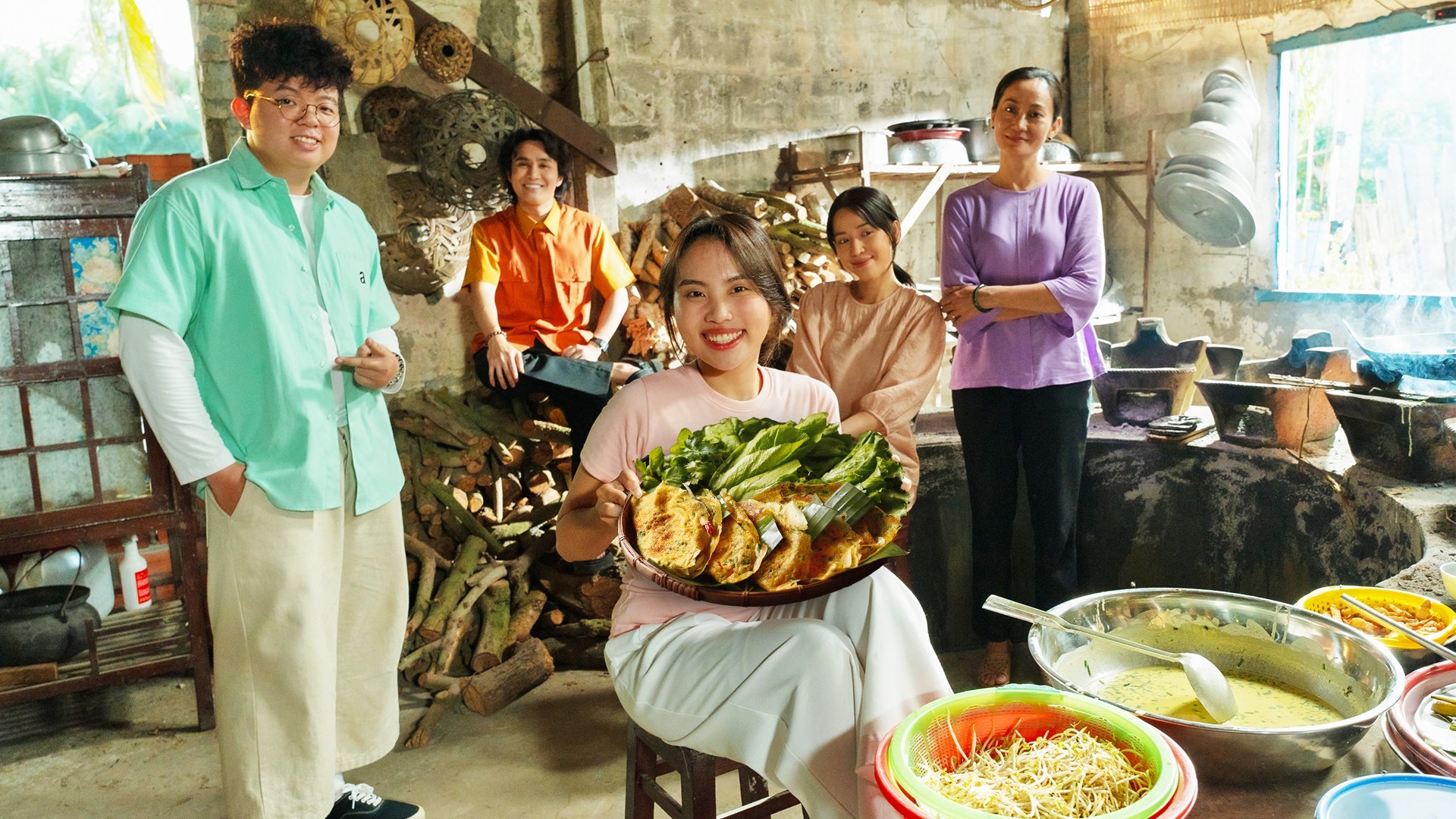 Phim 'Nhà Gia Tiên' tổ chức 'Ngày hội bánh xèo của mẹ'