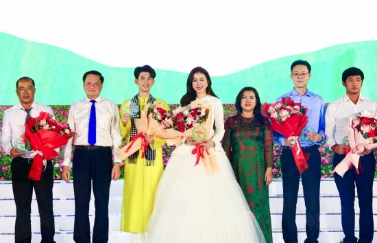 NTK Nguyễn Minh Công tiếp nối vai trò Đại sứ cùng Hoa hậu Kiều Duy tại Lễ hội Bánh dân gian Nam bộ 2025