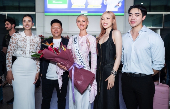 'Miss Universe 2024' Victoria Kjær Theilvig mặc áo bà ba đến thăm Việt Nam