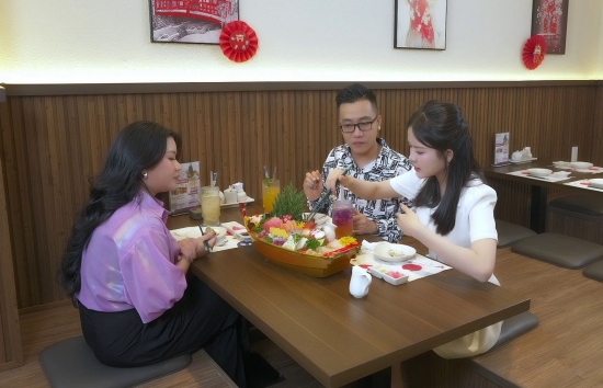 Hoàng Rapper và Chen Ru Lu mời Kiều Chi thưởng thức bữa đại tiệc của 'Quán ăn hạnh phúc'