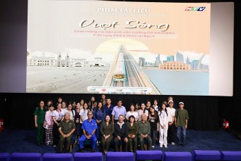 'Vượt sóng': Phim tài liệu truyền hình tiên phong chiếu rạp đến gần khán giả trẻ