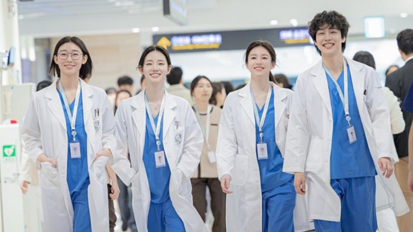 Phim y khoa của Go Yoon Jung gây sốt, liệu có vượt qua ‘Hospital Playlist’?