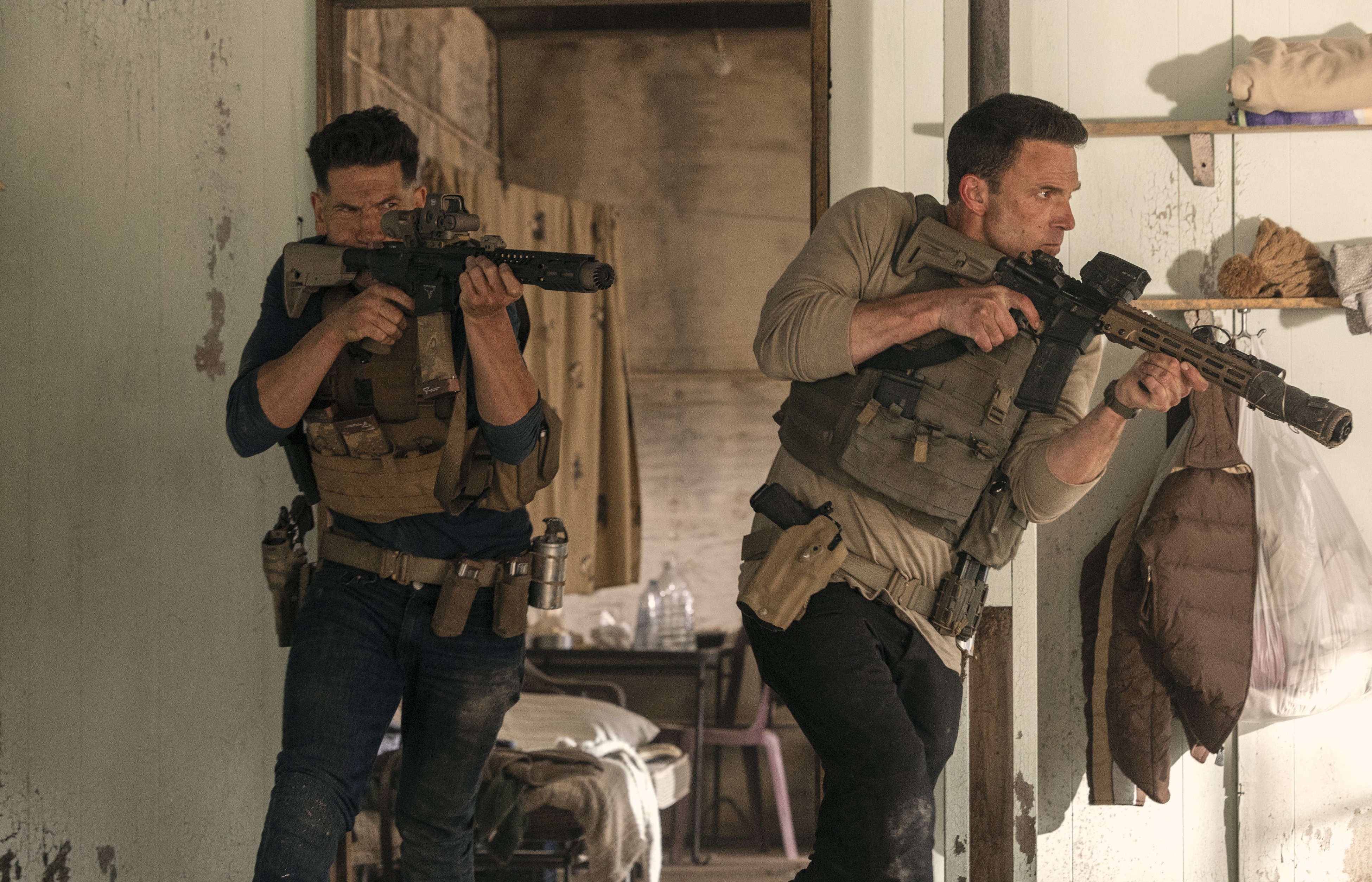 'Mật danh: Kế toán 2' hé lộ những hình ảnh mới: Ben Affleck và Jon Bernthal hóa cặp anh em 'máu chiến' nhất màn ảnh