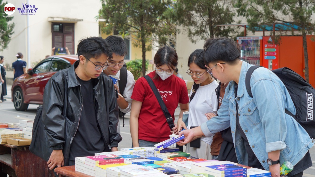 Dàn trai xinh, gái đẹp AJC nô nức đi 'trẩy' hội sách 'Thư Đình' Dạ khúc tháng Tư 2025