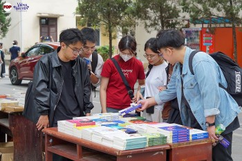 Dàn trai xinh, gái đẹp AJC nô nức đi 'trẩy' hội sách 'Thư Đình' Dạ khúc tháng Tư 2025