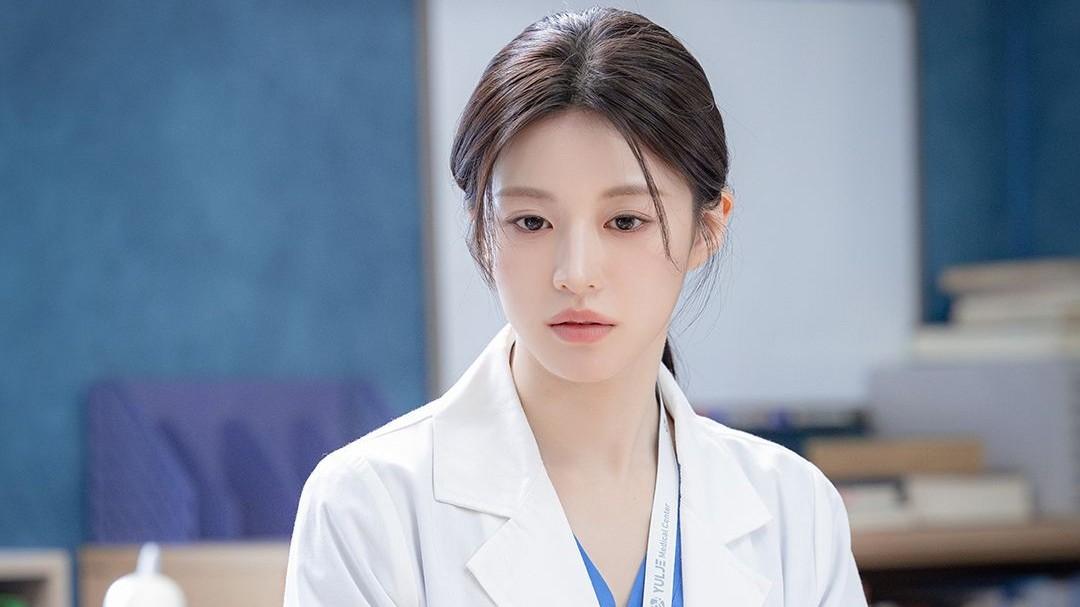 Go Yoon Jung gây ấn tượng trong ‘Resident Playbook’