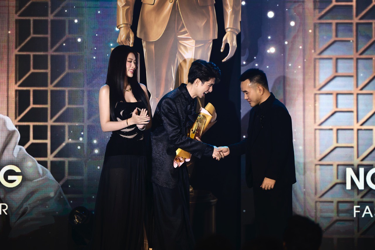 NTK Nguyễn Minh Công được tôn vinh 'Fashion Designer of the Year' đầy thuyết phục tại Men&life Awards 2024 NTK Nguyễn Minh Công được tôn vinh 'Fashion Designer of the Year' đầy thuyết phục tại Men&life Awards 2024