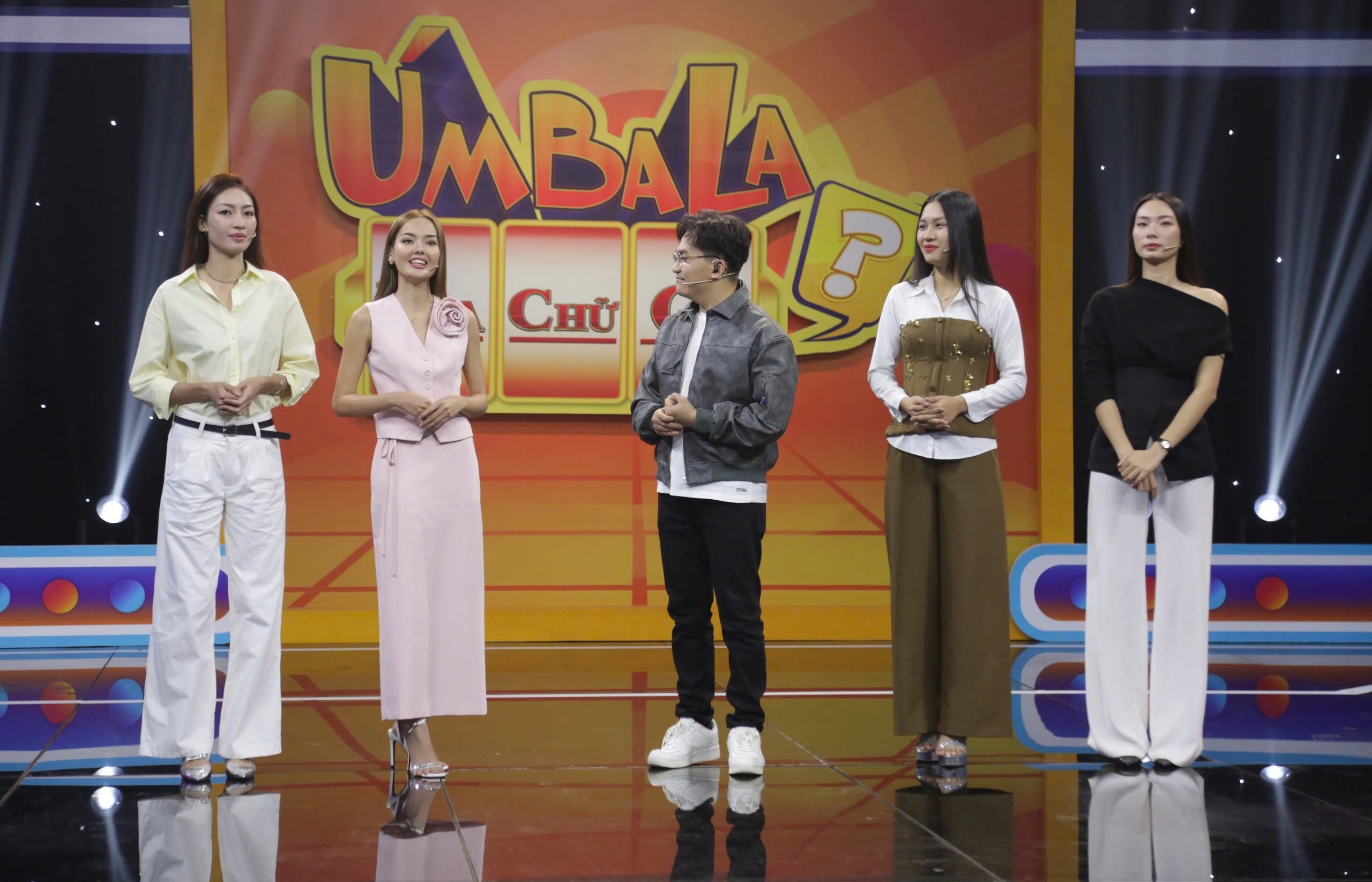 'Úm ba la ra chữ gì?': Dàn mỹ nhân lăn xả hết mình khiến MC Đại Nghĩa bất ngờ