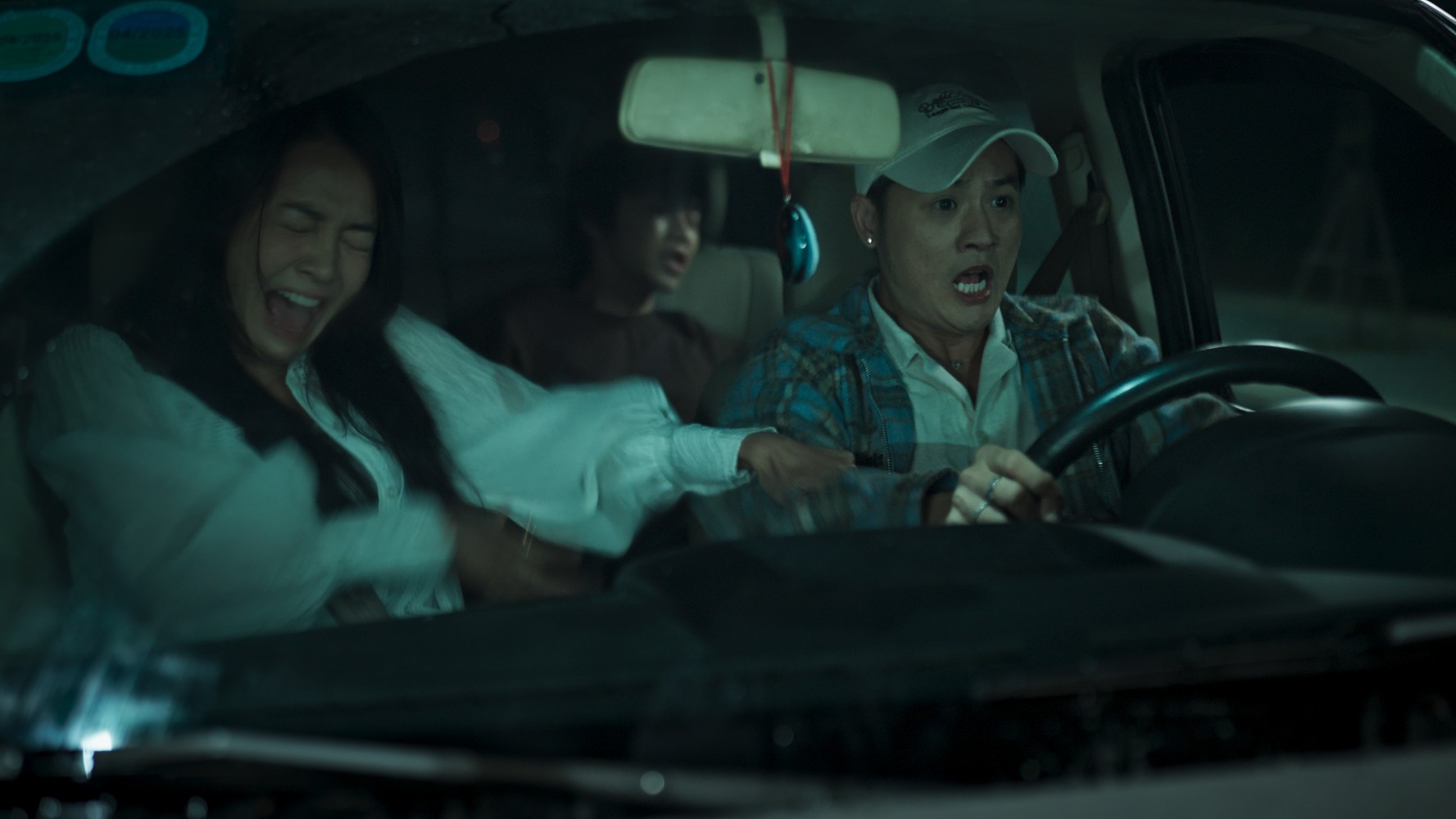 'Dưới đáy hồ' hé lộ hậu trường hành trình đi tìm cái hồ song trùng kỳ bí