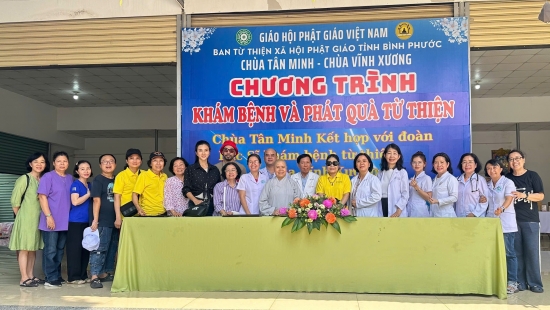 NSƯT Kim Tuyến cùng đội ngũ y bác sĩ của trung tâm y tế quận 1 khám bệnh, phát quà cho người dân xã Bình Long, tỉnh Bình Phước