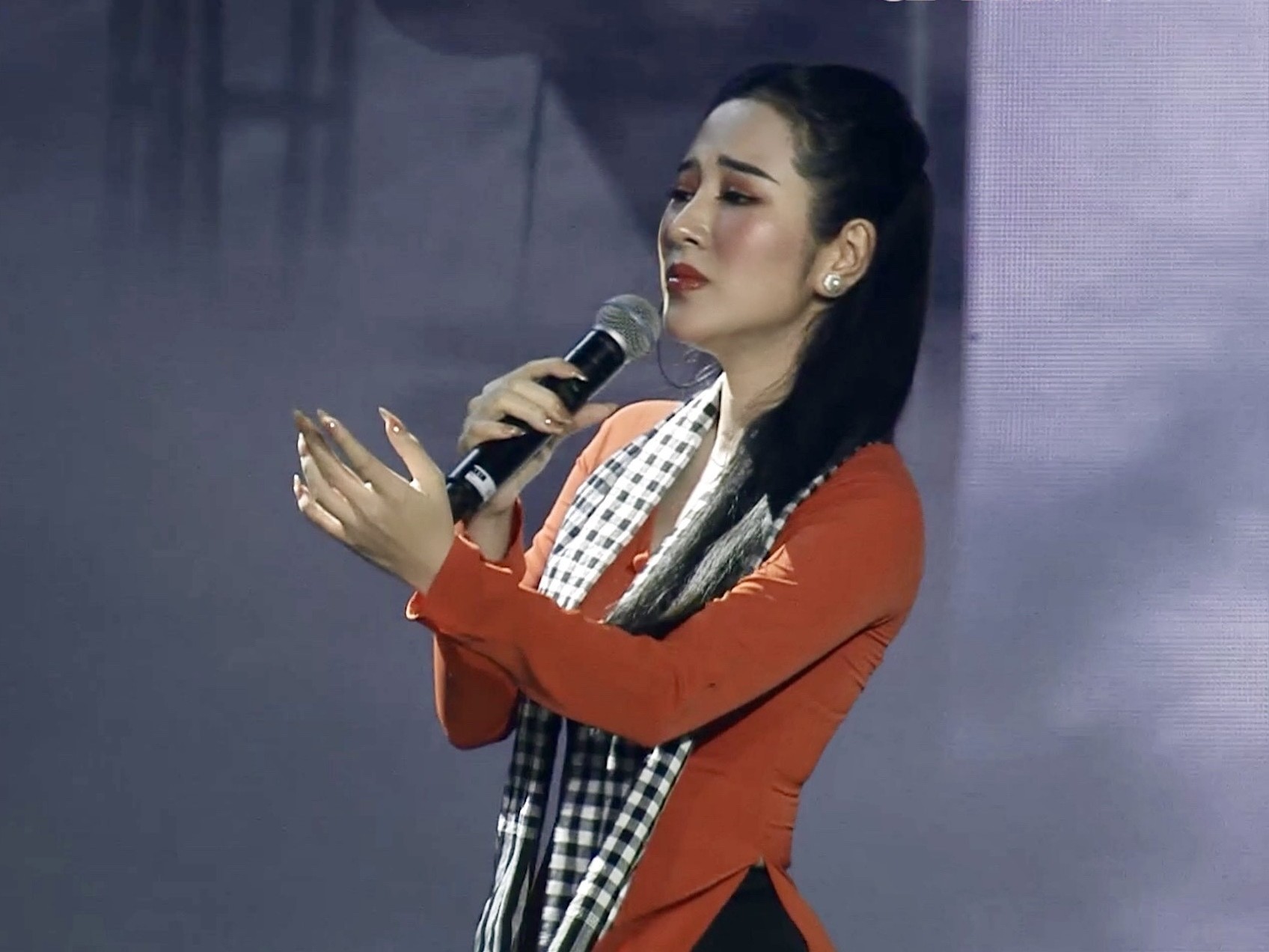 'Ngọc nữ bolero' Tố My chủ động đi diễn bằng xe ôm, tự hào được phục vụ khán giả dịp lễ 30/4