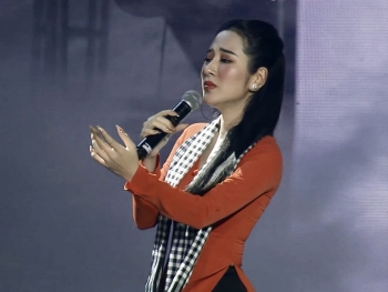 'Ngọc nữ bolero' Tố My chủ động đi diễn bằng xe ôm, tự hào được phục vụ khán giả dịp lễ 30/4