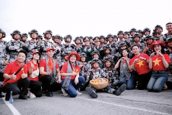 Hoa hậu Hoàng Thanh Nga hào hứng tham gia tiếp sức lực lượng luyện tập diễu binh, diễu hành