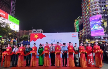 Hơn 300 bức ảnh tuyển chọn được trưng bày tại triển lãm 'Âm vang đại thắng mùa xuân 1975 trong điện ảnh'