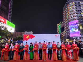 Hơn 300 bức ảnh tuyển chọn được trưng bày tại triển lãm 'Âm vang đại thắng mùa xuân 1975 trong điện ảnh'