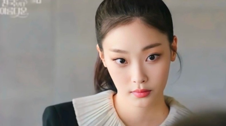 Nhan sắc gây sốt của ‘cô mèo’ trong ‘Đẹp hơn cả thiên đường’