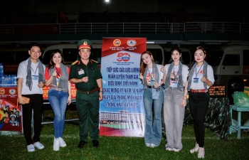 Gia đình Hoa hậu Hoàng Thanh Nga tham gia tiếp sức cho cán bộ, chiến sĩ diễu binh, diễu hành