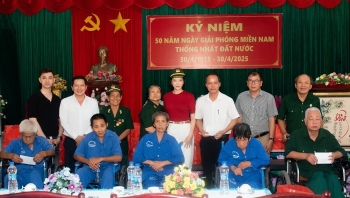 Lý Nhã Kỳ thăm hỏi, tri ân cựu chiến binh Long Đất