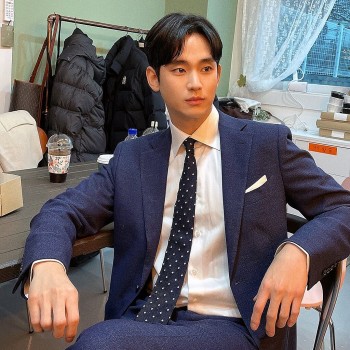Kim Soo Hyun 'trúng đậm' bất động sản, dư tiền đền hợp đồng