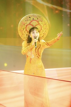 Trang Nhung hội ngộ dàn nghệ sĩ tại chương trình 'Vesak rạng ngời'