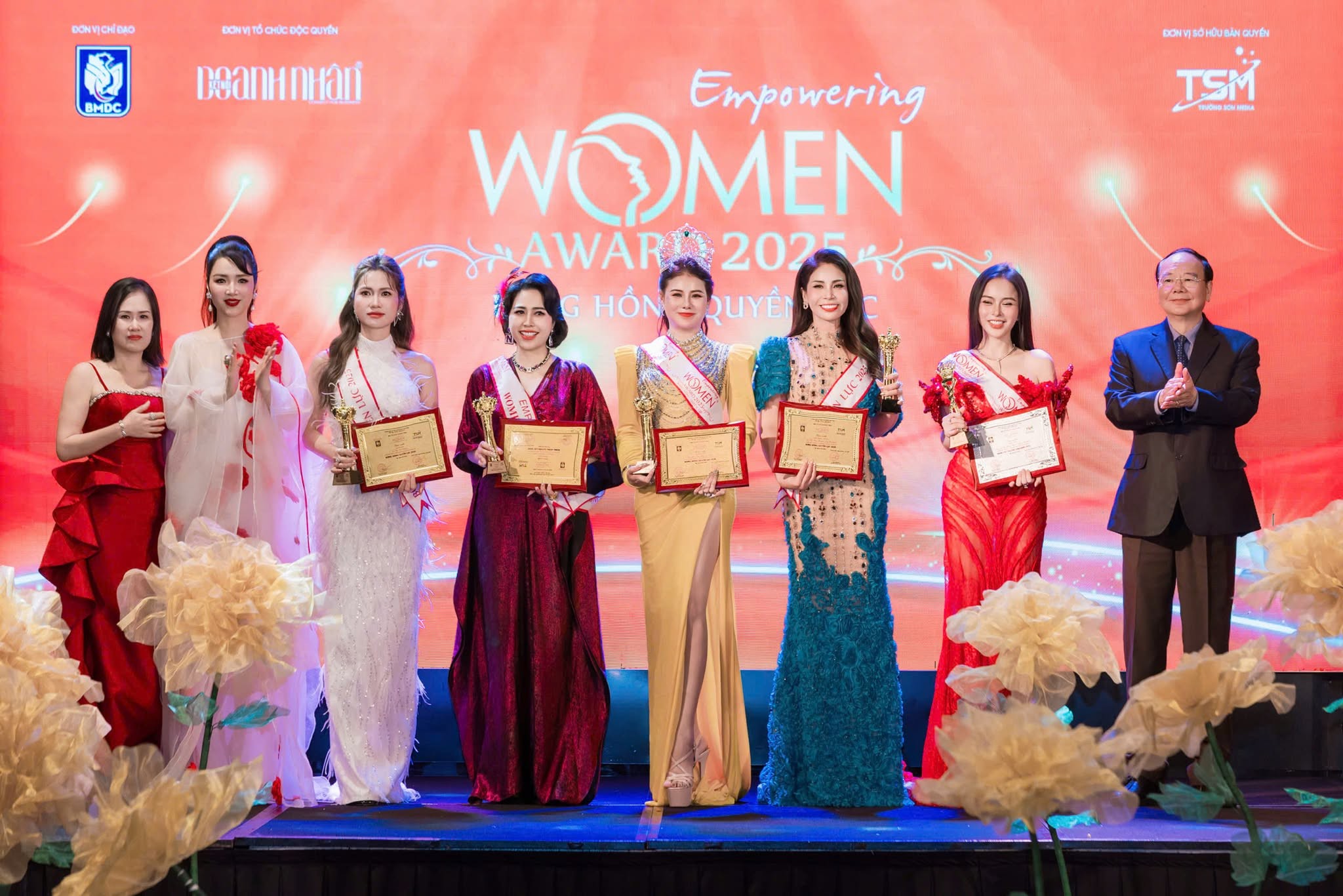 Nhà báo Minh Thúy – Trưởng BTC , HH Giáng My, BHQL 2025 Lê Thu Huyền,  Quế Anh, Phương Triều, nghệ sĩ Lý Hương, Annie Nguyễn, , PGS Nguyễn Văn Cường