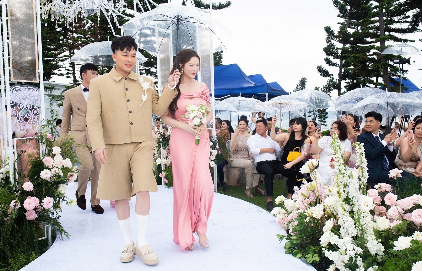 Lý Nhã Kỳ làm dâu phụ, là người chọn ngày cưới cho Hồ Quỳnh Hương