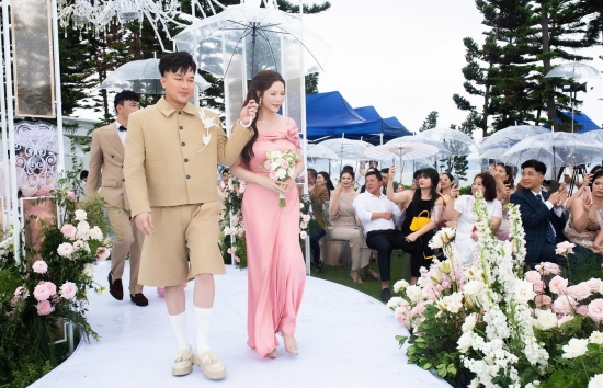 Lý Nhã Kỳ làm dâu phụ, là người chọn ngày cưới cho Hồ Quỳnh Hương