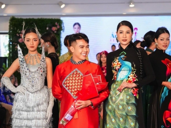 Minh Châu mang BST áo dài mới sang Mỹ, xúc động trước tình cảm khán giả