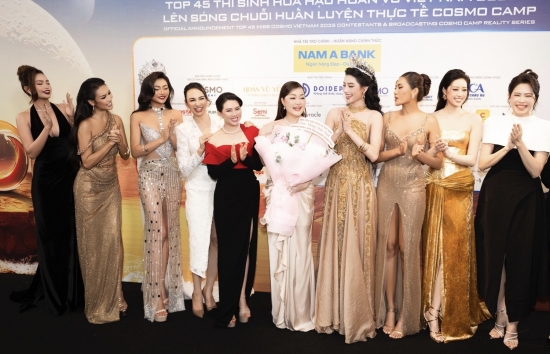 Hoa hậu Hoàng Thanh Nga đón sinh nhật trên thảm đỏ 'Miss Cosmo Vietnam'