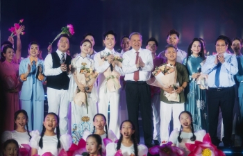 Anh Tú trình diễn ca khúc tự sáng tác 'Người là Hồ Chí Minh' trước Lăng Bác, được Tổng Bí thư Tô Lâm khen ngợi