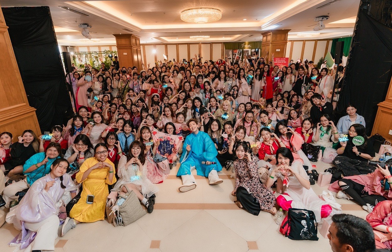Tăng Phúc lan tỏa tình yêu áo dài, đề cao sự sáng tạo trong Fan meeting đầu tiên tại TP. HCM