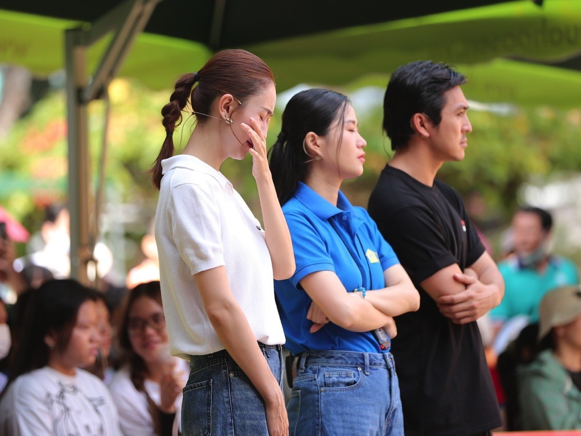 'Mái ấm gia đình Việt': Lâm Vỹ Dạ, Vương Thiên Minh và Hà Thu xúc động trước hoàn cảnh hai chị em mồ côi cha mẹ vì tai nạn giao thông