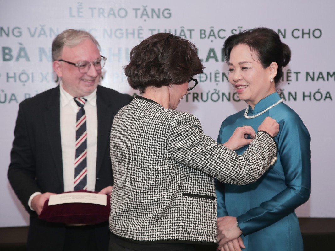 TS Ngô Phương Lan được trao tặng Huân chương Văn học Nghệ thuật bậc Sĩ quan của Pháp