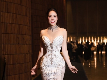 Dương Cẩm Lynh khoe vòng eo 58 trong váy cưới, dân tình hỏi khi nào lên xe hoa